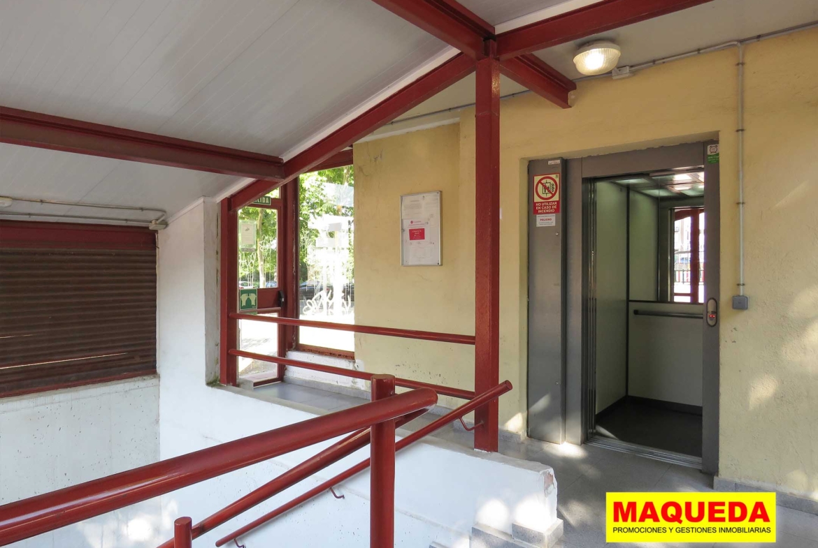 Ascensor de la plaza de garaje en venta en Avenida del Oeste, Alcorcón