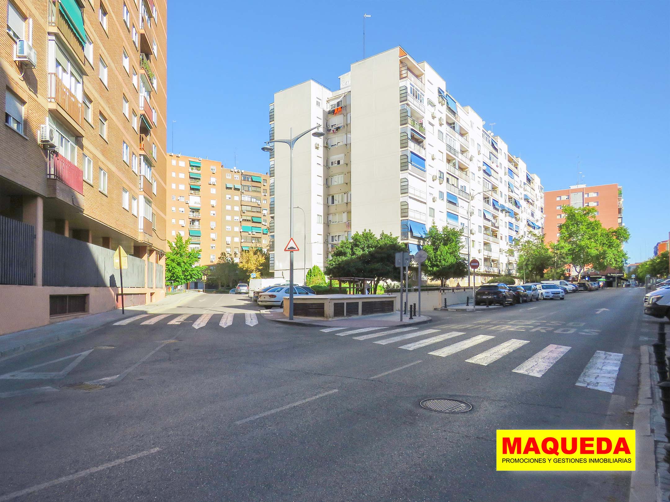 Fachada del garaje en calle Cerrajón de Alcorcón, junto a Los Cantos