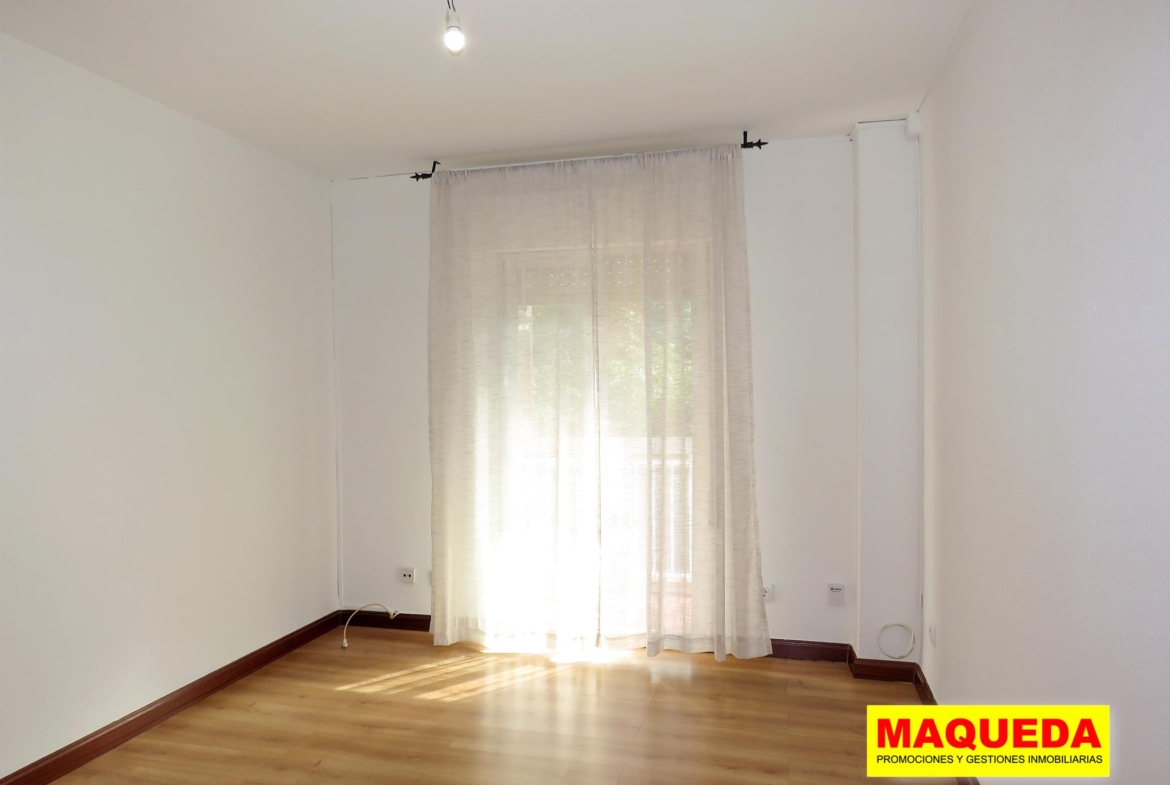Dormitorio con terraza del piso en venta en Alcorcón Centro junto a calle Mayor
