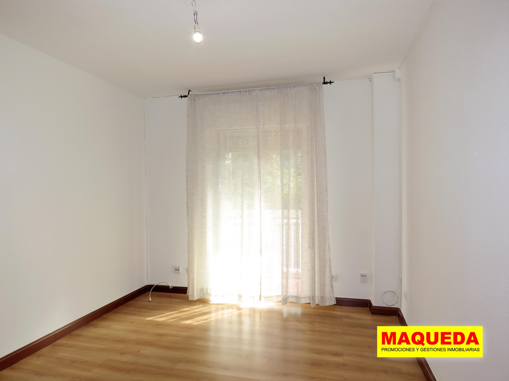 Dormitorio con terraza del piso en venta en Alcorcón Centro junto a calle Mayor