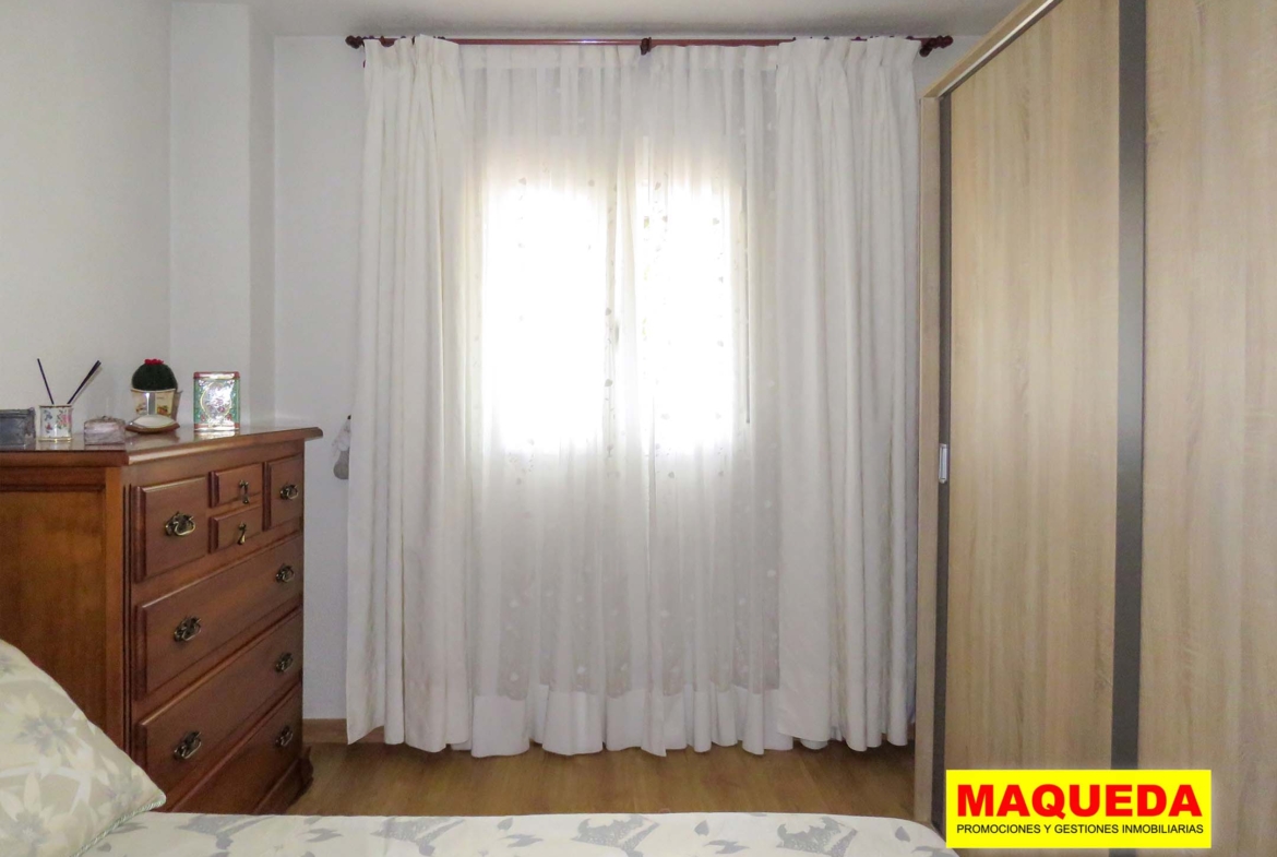 Amplio dormitorio principal del piso en venta en calle Mayor Alcorcón