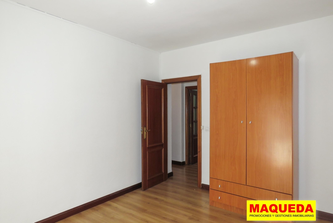 Dormitorio principal del piso en venta en el centro de Alcorcón junto a calle Mayor