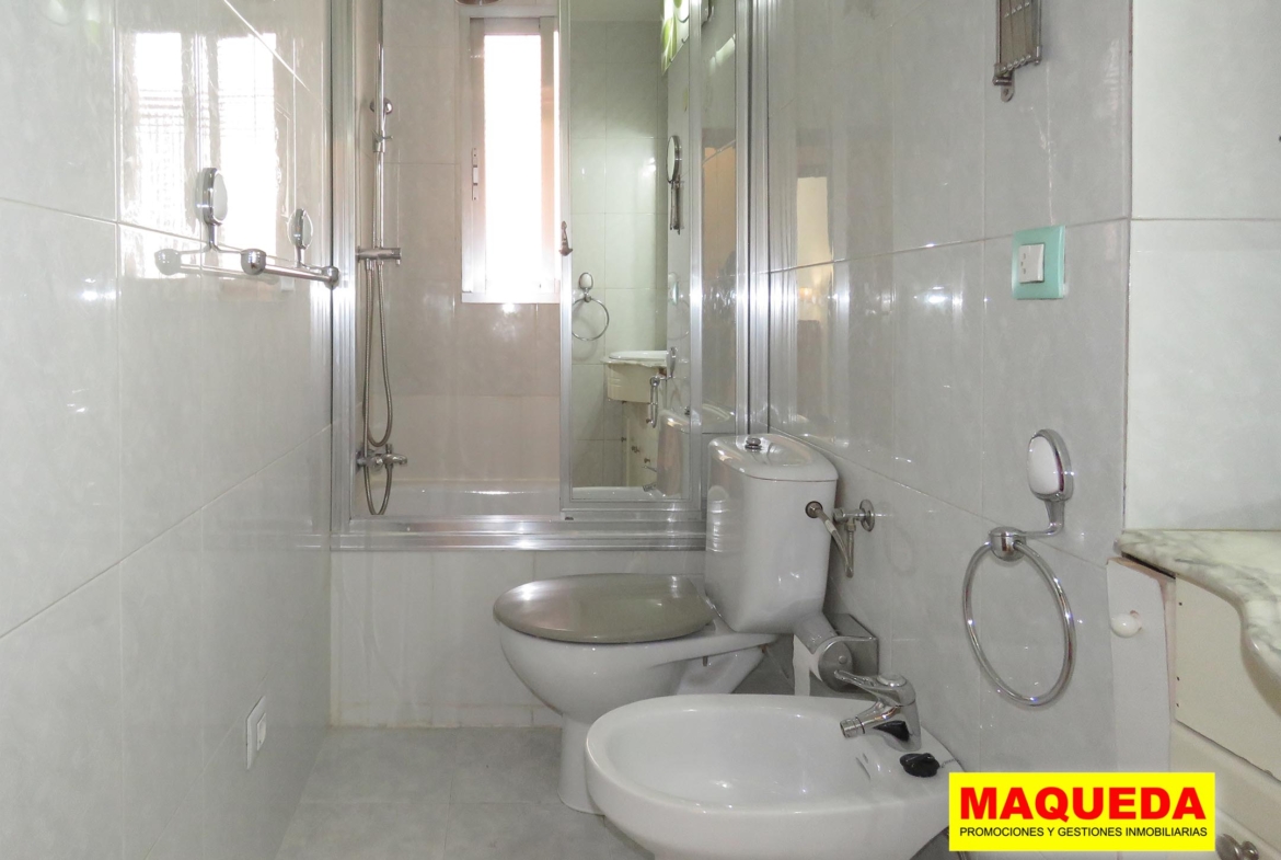 Baño con ventana del piso en venta en Alcorcón Centro junto a calle Mayor