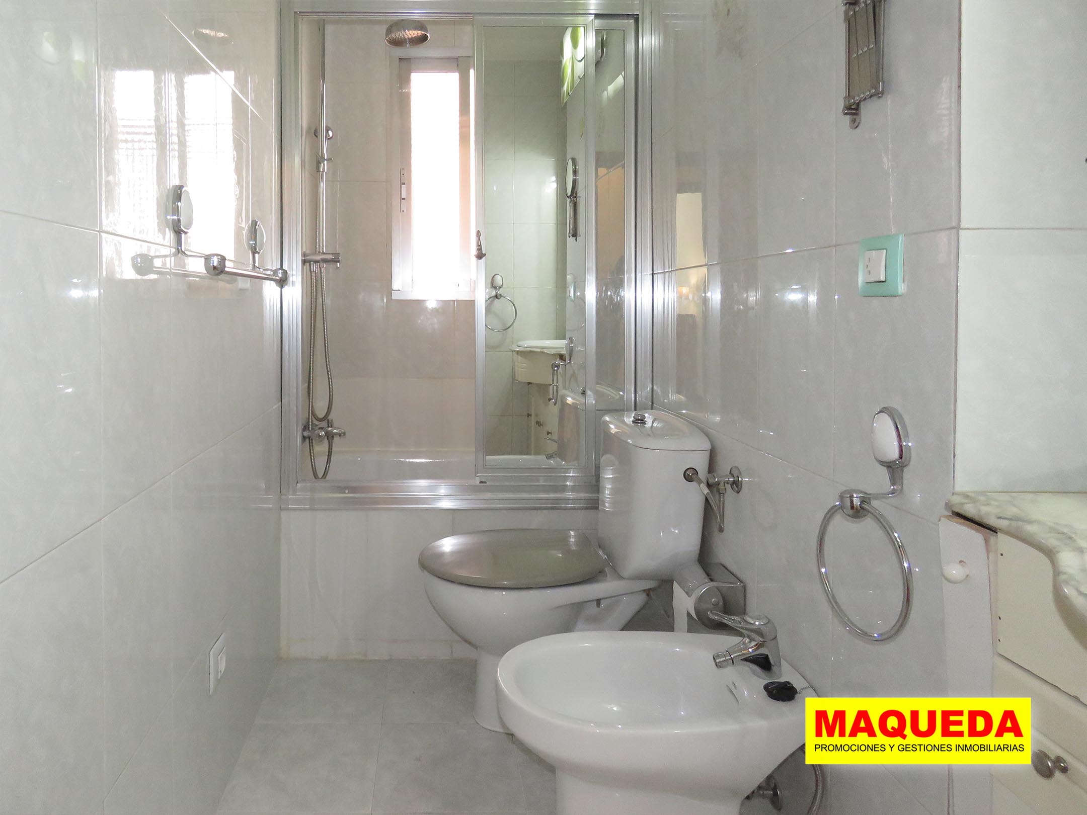 Baño con ventana del piso en venta en Alcorcón Centro junto a calle Mayor