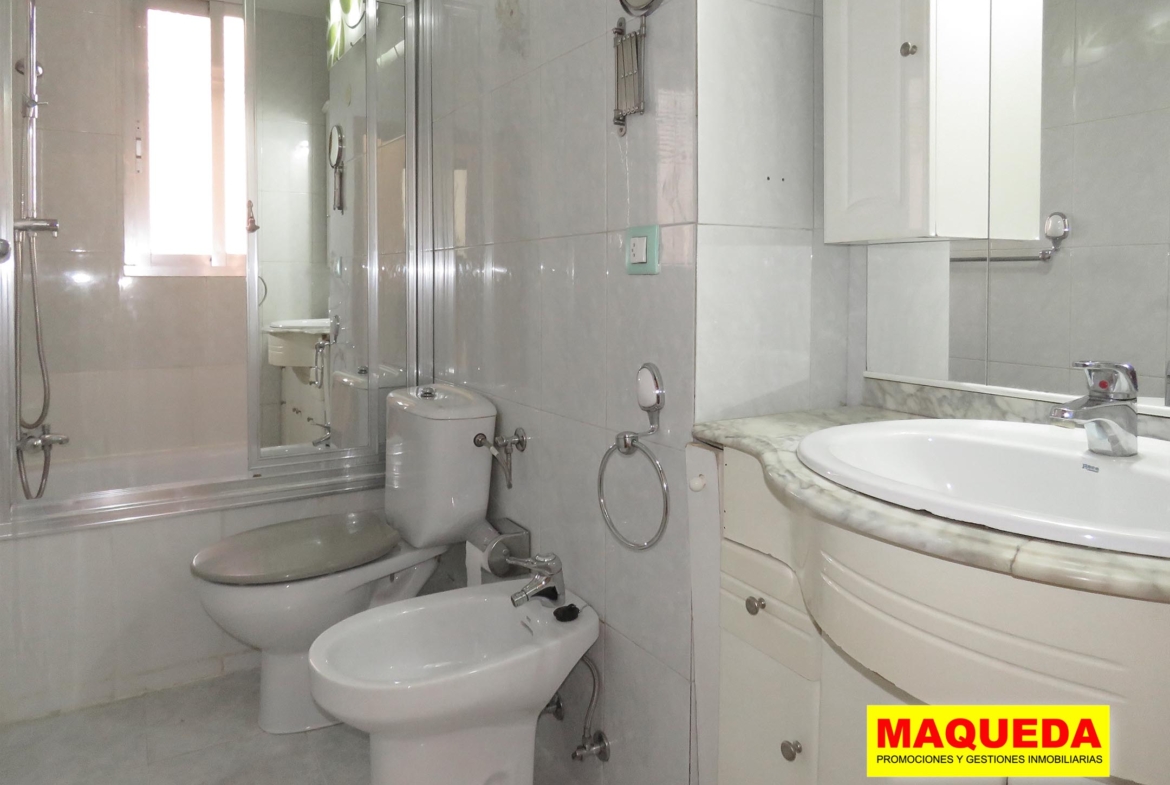 Baño completo del piso en venta en Alcorcón Centro junto a calle Mayor