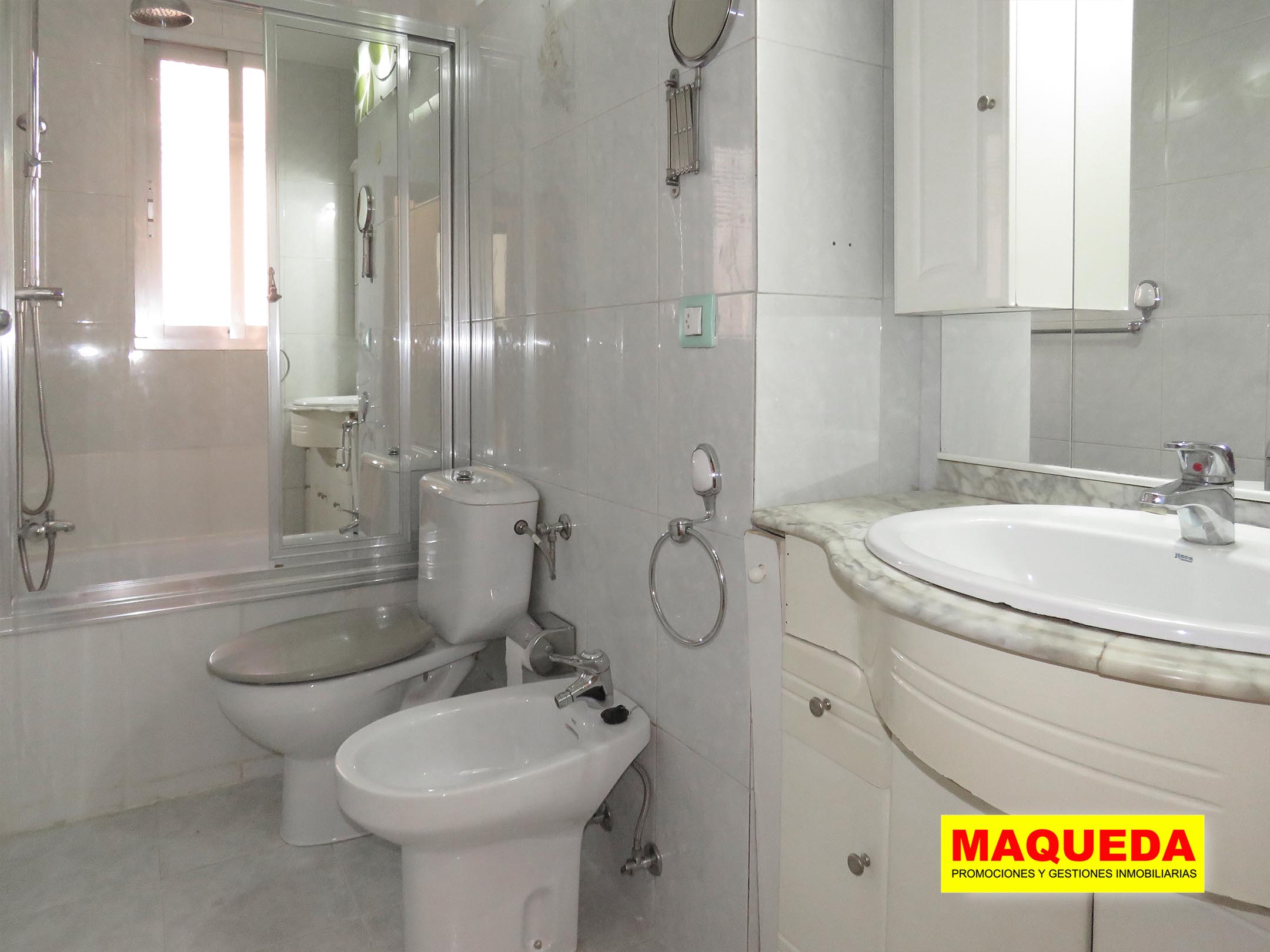 Baño completo del piso en venta en Alcorcón Centro junto a calle Mayor