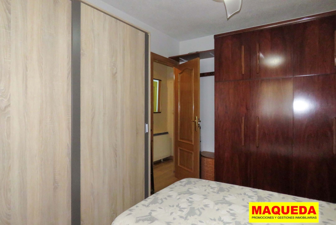 Dormitorio con dos armarios del piso en venta en calle Mayor Alcorcón