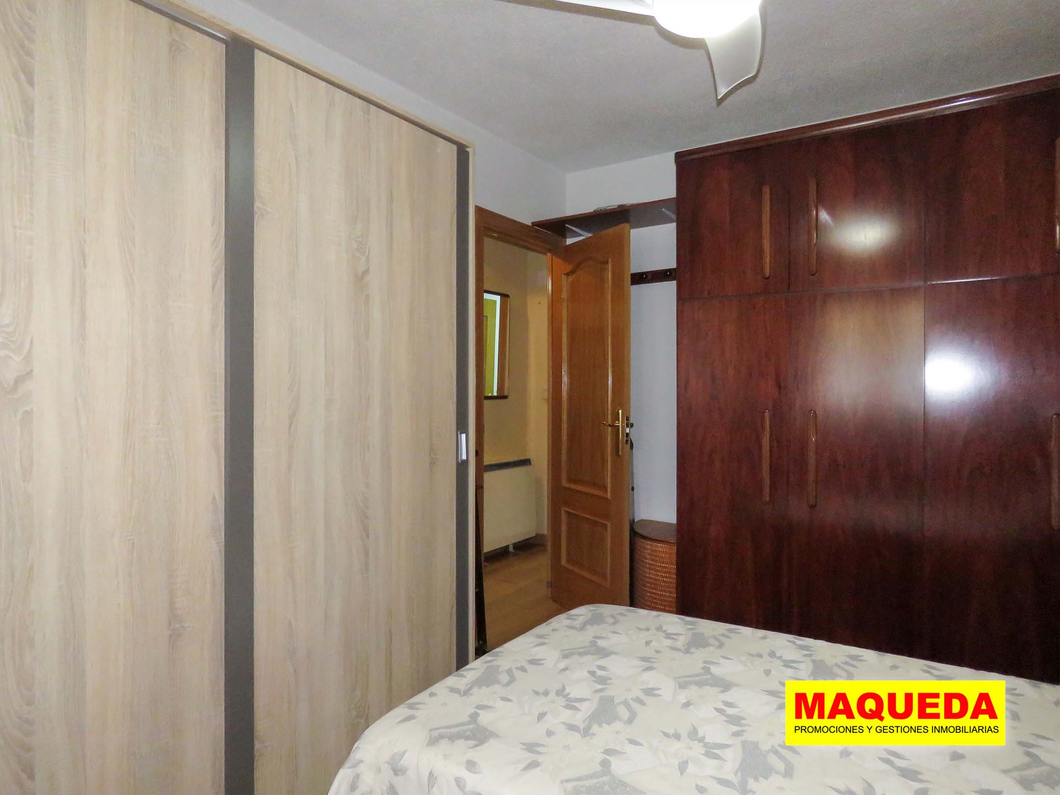 Dormitorio con dos armarios del piso en venta en calle Mayor Alcorcón