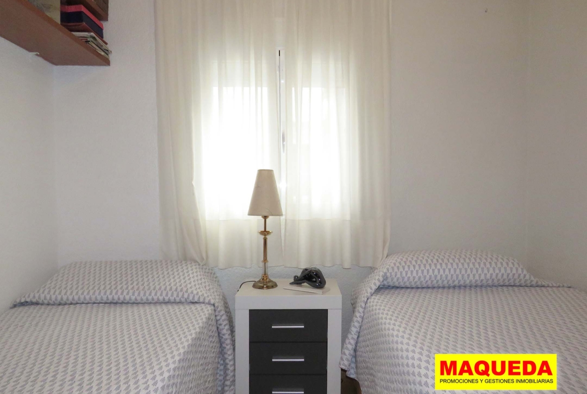 Dormitorio con dos camas del piso en venta en calle Mayor Alcorcón