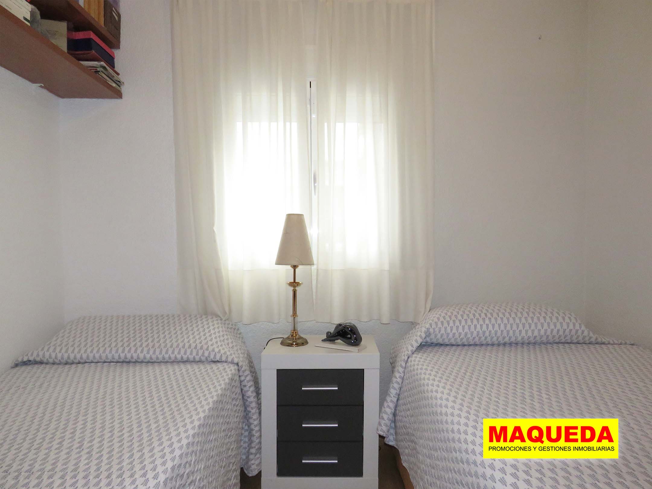 Dormitorio con dos camas del piso en venta en calle Mayor Alcorcón