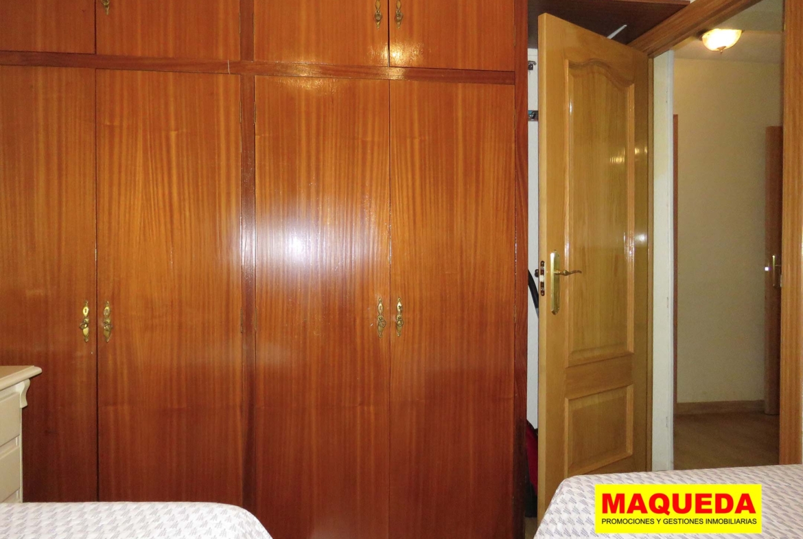 Dormitorio doble con armario del piso en venta en calle Mayor Alcorcón