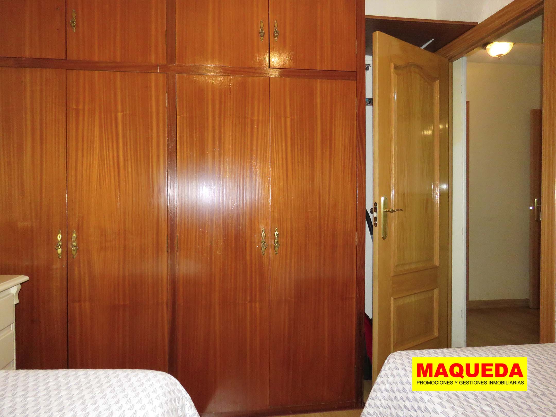 Dormitorio doble con armario del piso en venta en calle Mayor Alcorcón