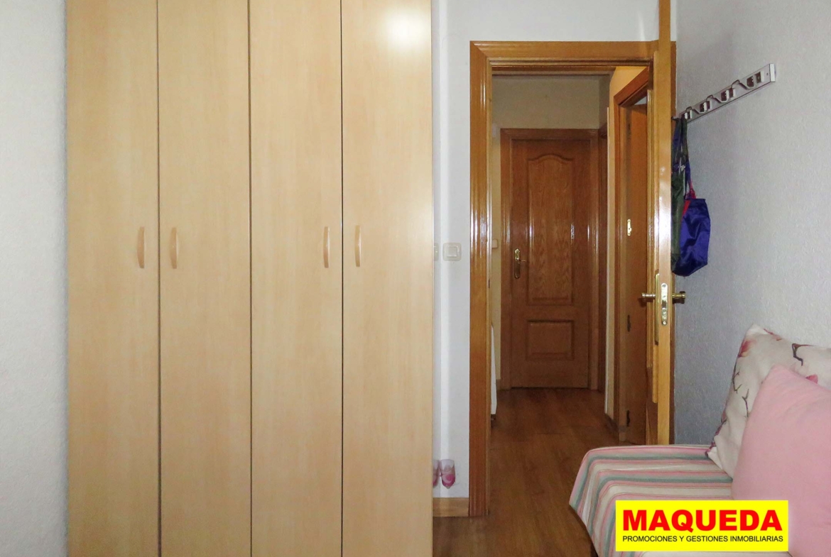 Dormitorio con armario del piso en venta en calle Mayor Alcorcón