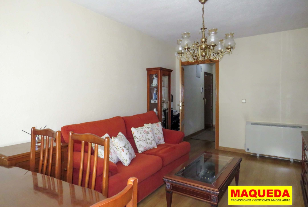 Salón con sofá del piso en venta en calle Mayor Alcorcón