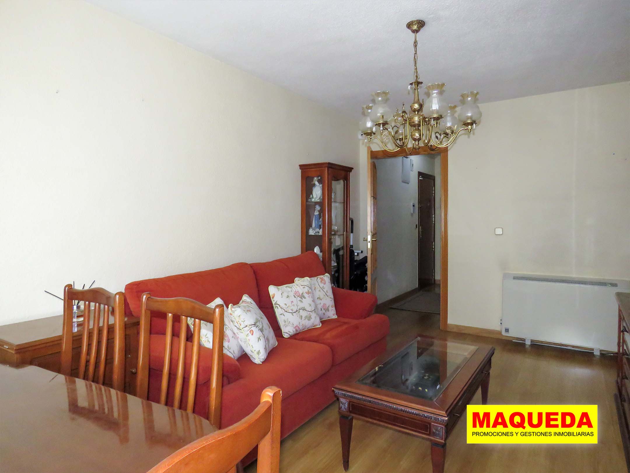 Salón con sofá del piso en venta en calle Mayor Alcorcón