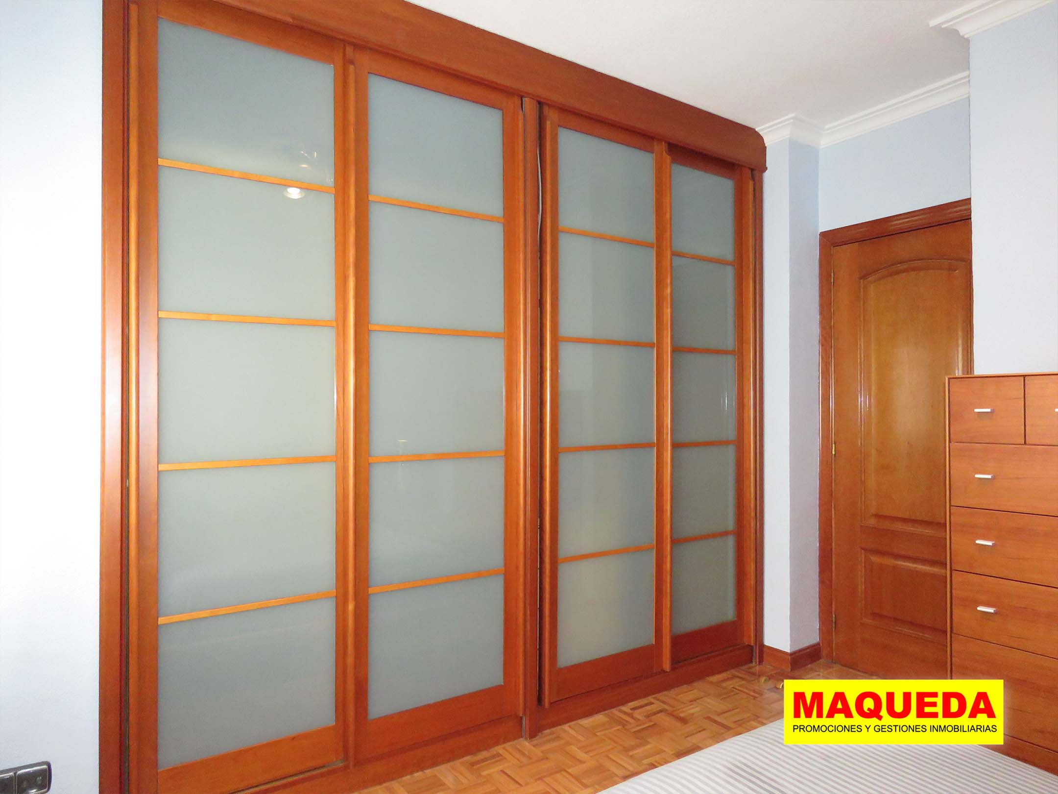 Armario del dormitorio principal del piso amueblado en alquiler en Parque Mayor, Alcorcón