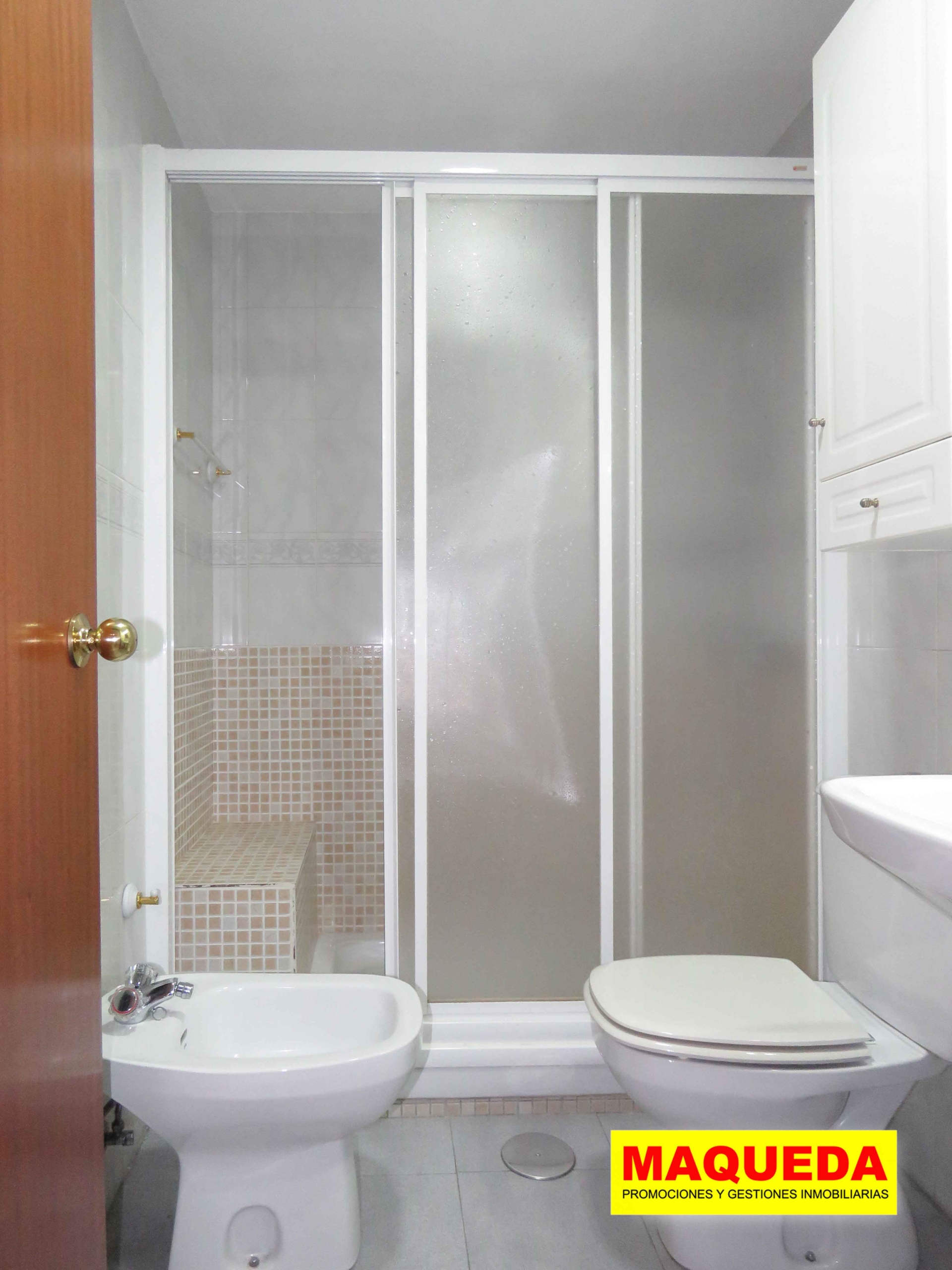Baño con ducha del piso en venta en Los Rosales - El Espinillo, Villaverde
