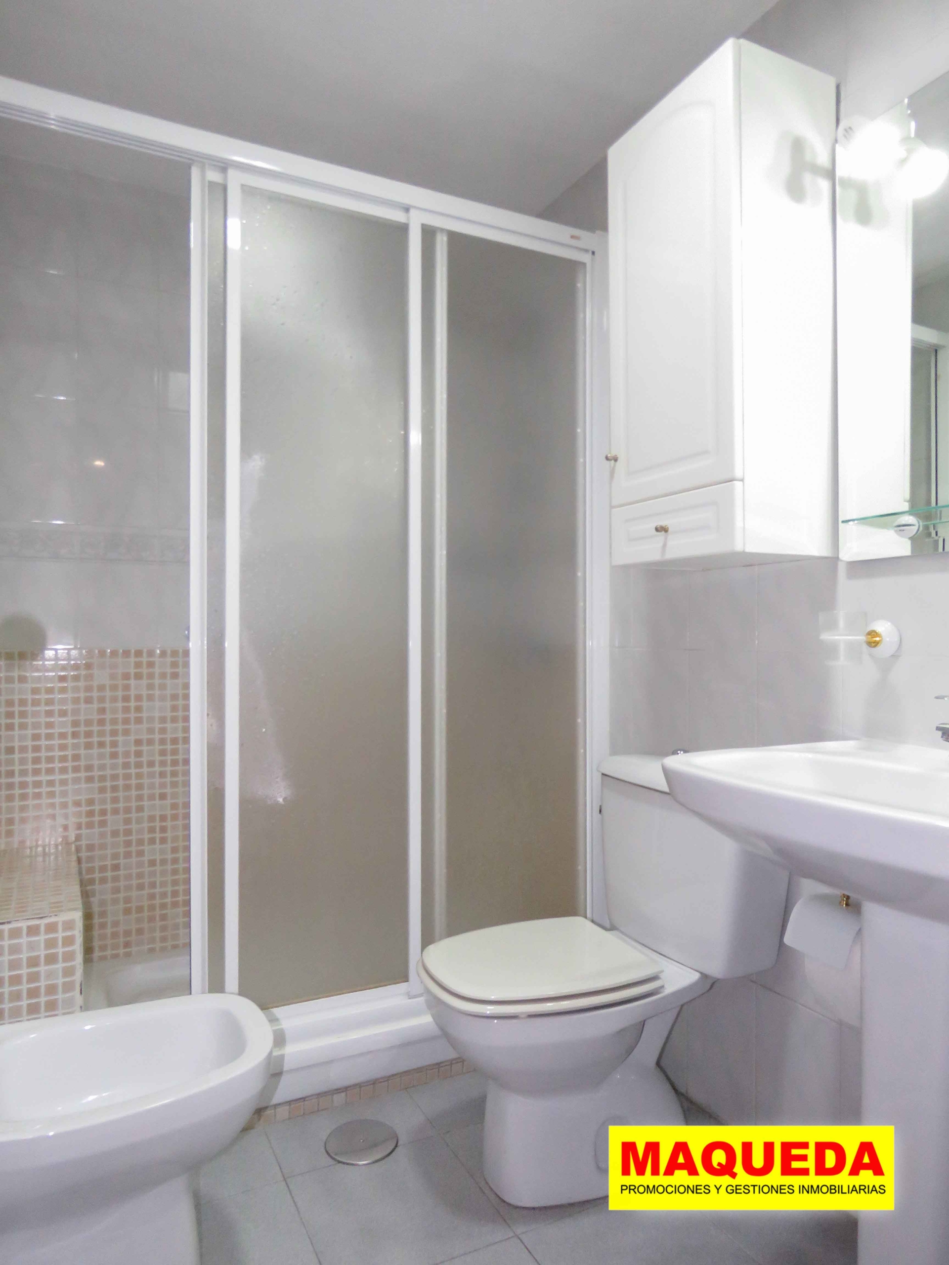 Baño con ducha del piso en venta en Los Rosales - El Espinillo, Villaverde