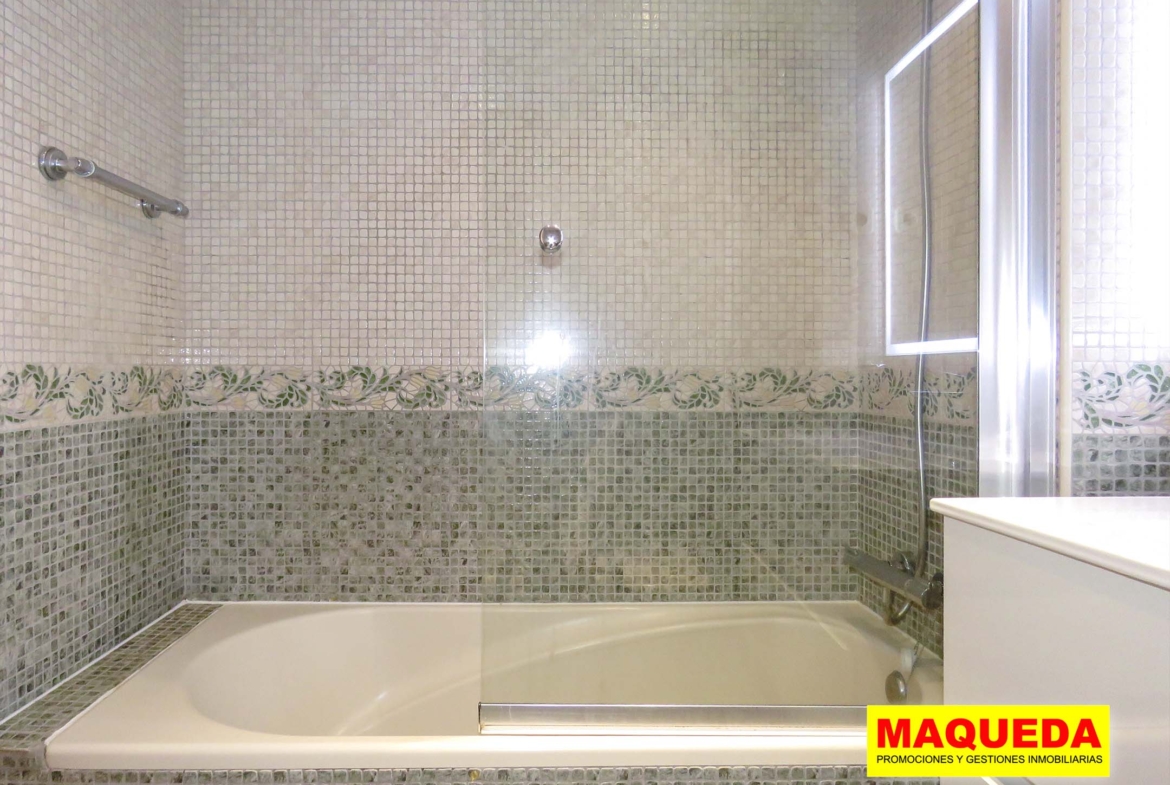 Baño con bañera del piso amueblado en alquiler en Parque Mayor, Alcorcón