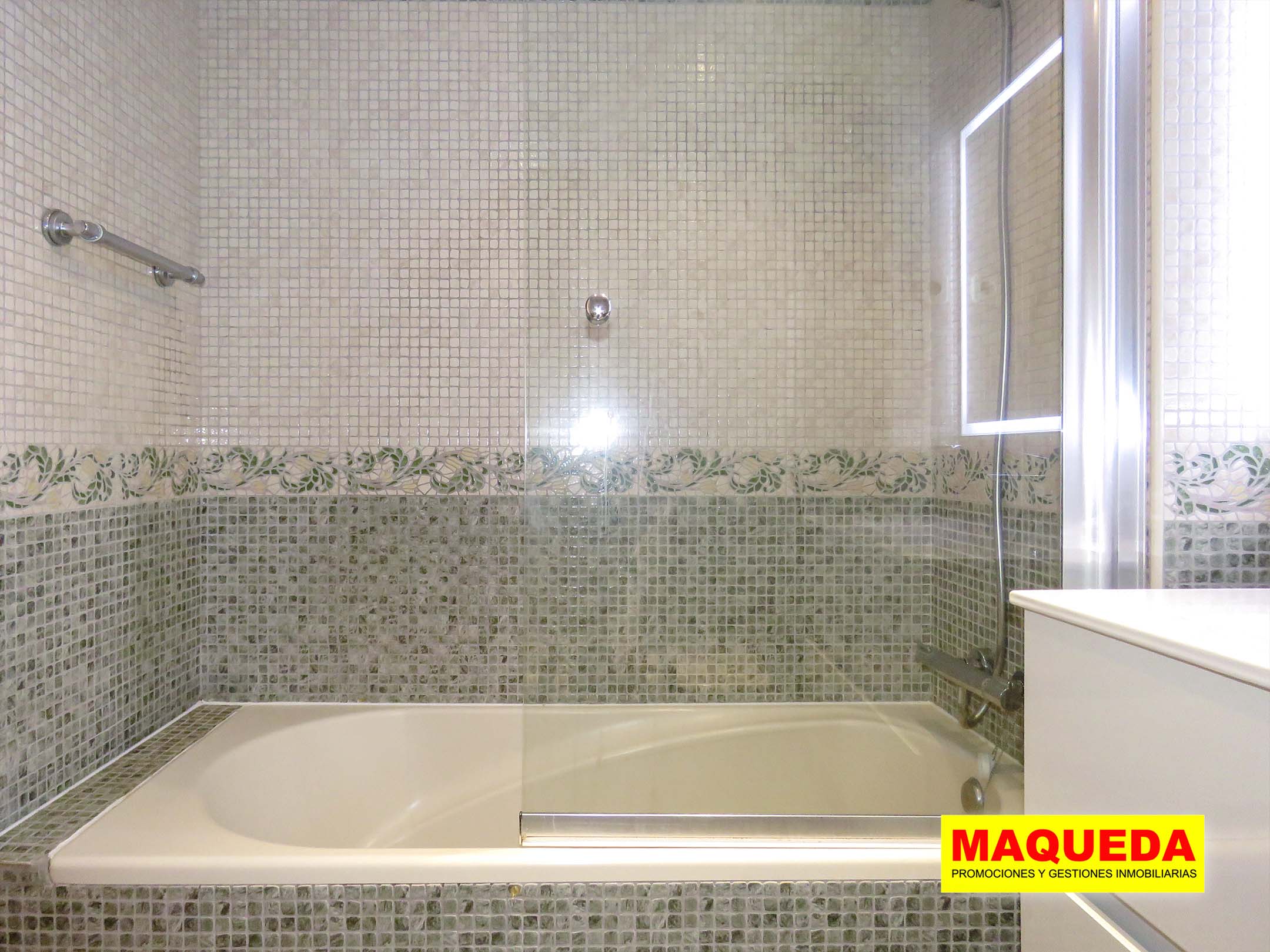 Baño con bañera del piso amueblado en alquiler en Parque Mayor, Alcorcón