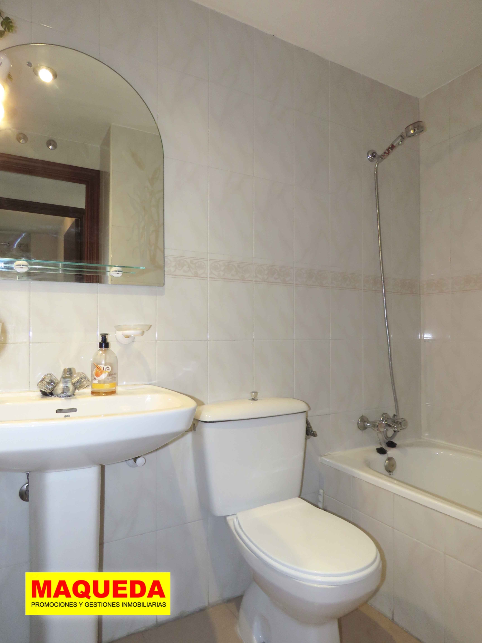 Baño con bañera del piso en venta en Los Rosales - El Espinillo, Villaverde