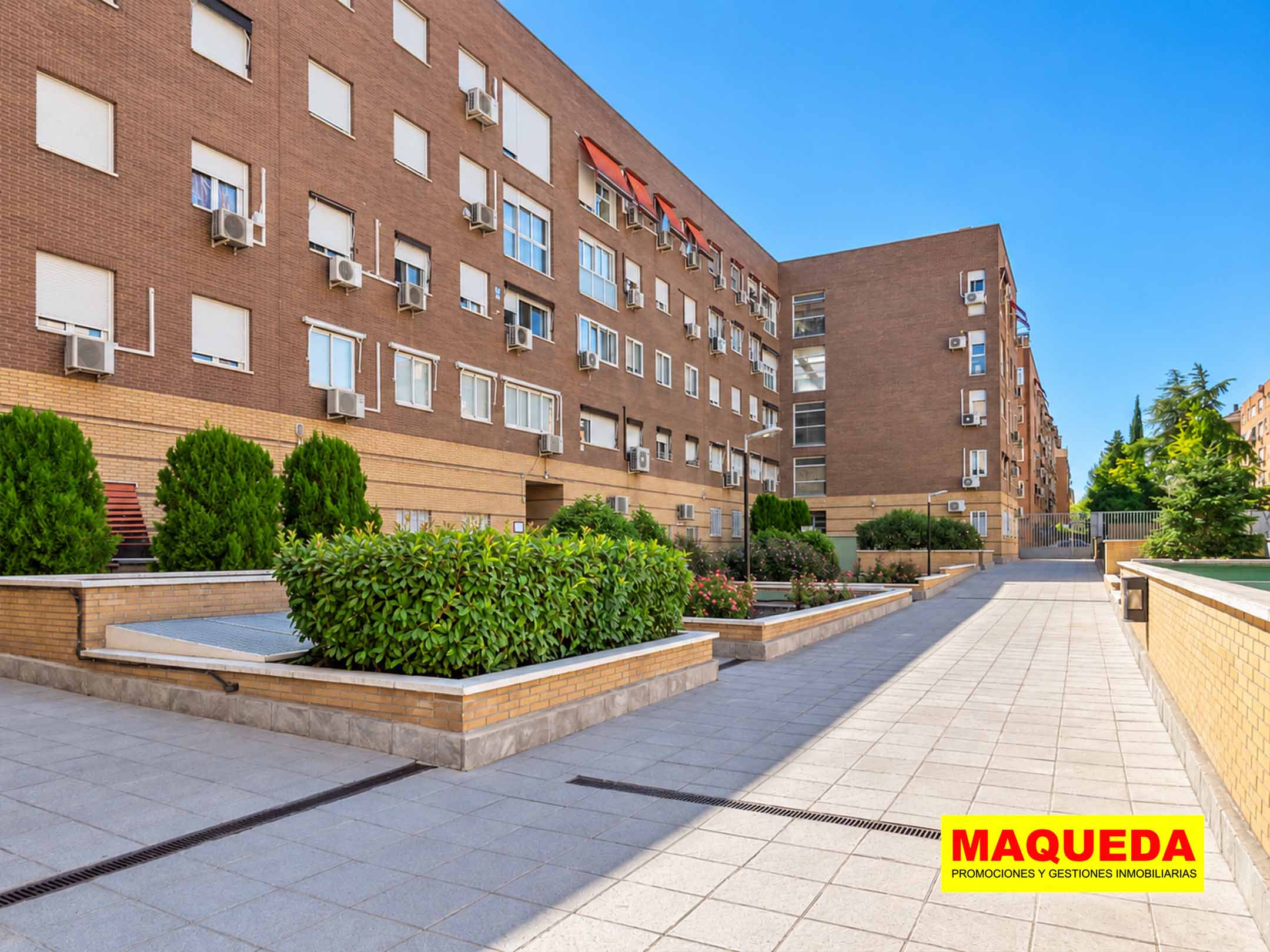 Urbanización del piso en venta en Los Rosales - El Espinillo, Villaverde