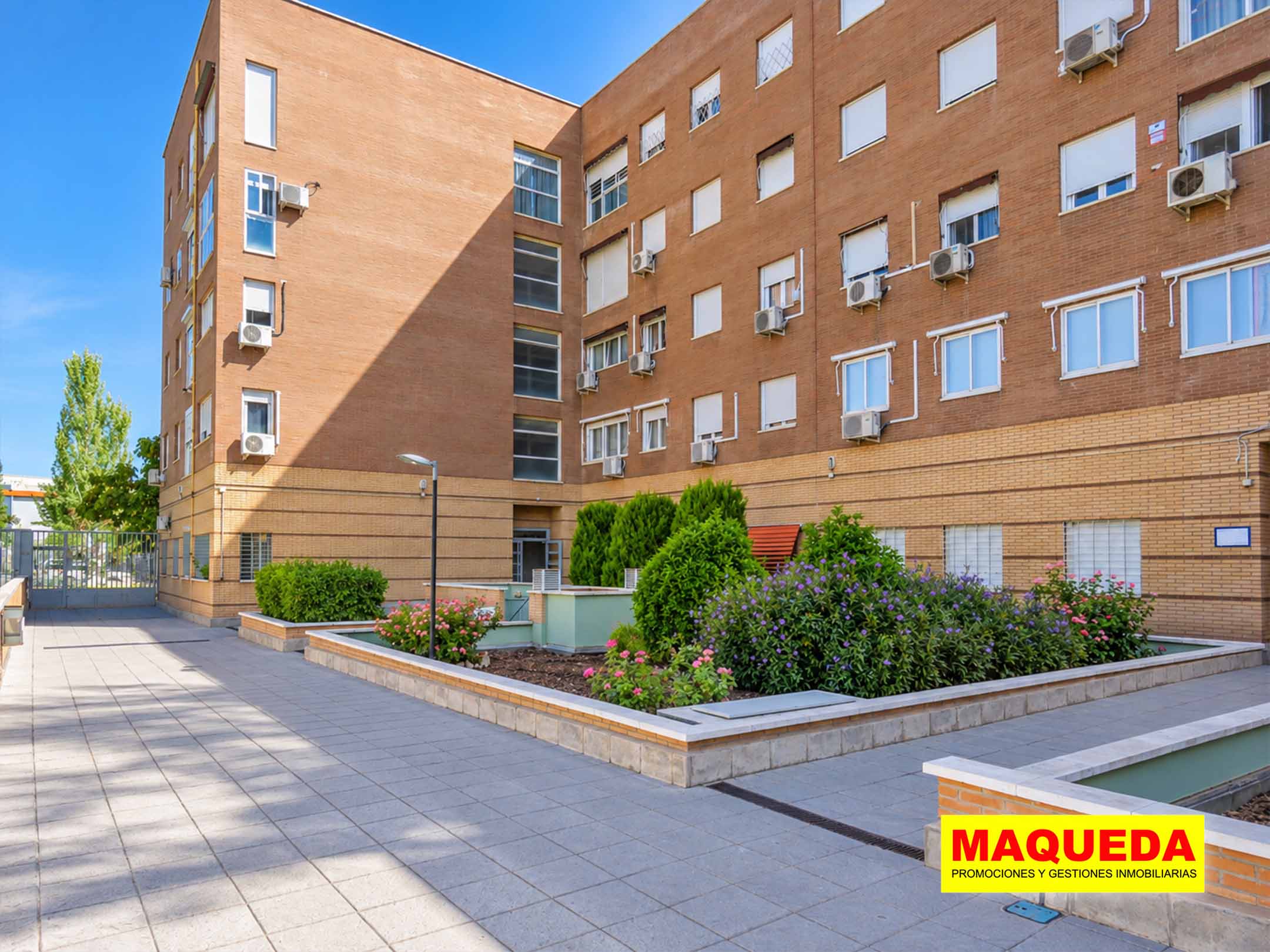 Edificio del piso en venta en Los Rosales - El Espinillo, Villaverde